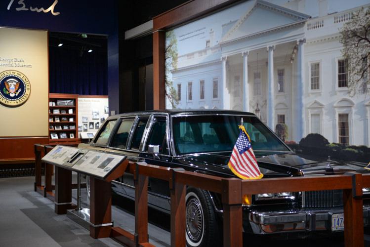 MilitaryPlaques US Presidential Plaque on display at the George W Bush Presidential Library and Museum